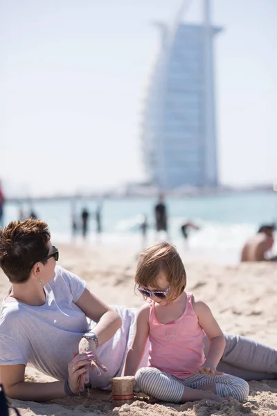 Mãe e filha na praia — Fotografia de Stock