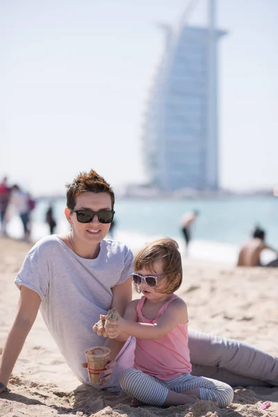 Mãe e filha na praia — Fotografia de Stock