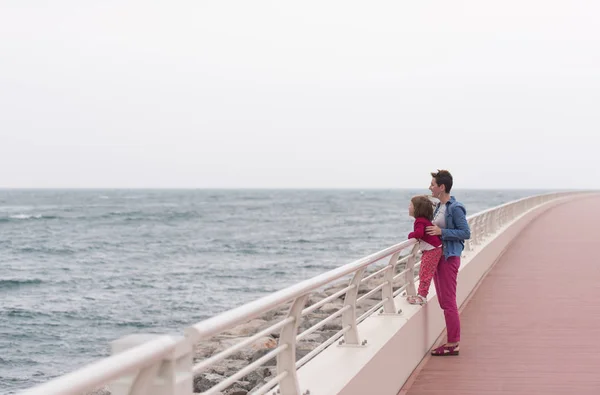 Anne ve Promenade denizin kenarında sevimli küçük kız — Stok fotoğraf