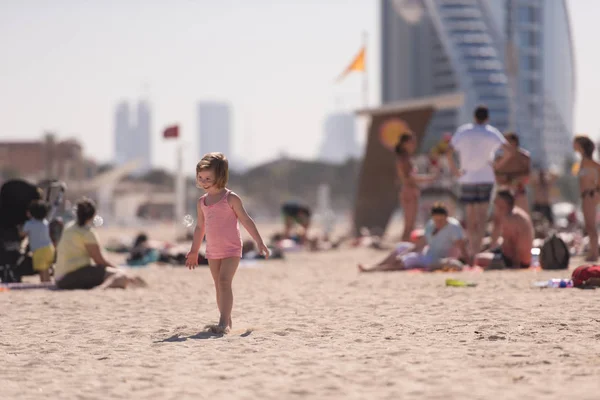 Menina bonito na praia — Fotografia de Stock