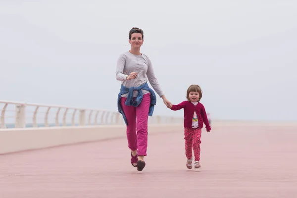 Mãe e linda menina no passeio à beira-mar — Fotografia de Stock