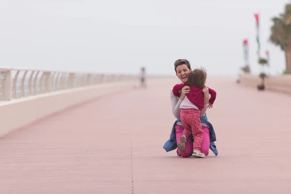 Mãe e linda menina no passeio à beira-mar — Fotografia de Stock