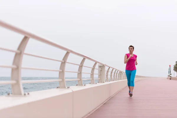 Mujer ocupada corriendo en el paseo marítimo —  Fotos de Stock