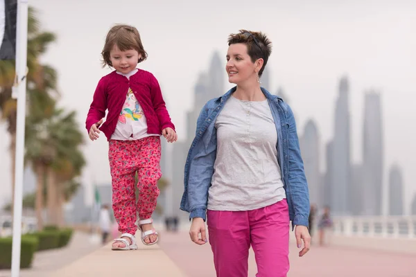 Mutter und süßes kleines Mädchen auf der Promenade — Stockfoto