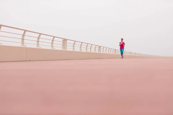 Mujer ocupada corriendo en el paseo marítimo — Foto de Stock