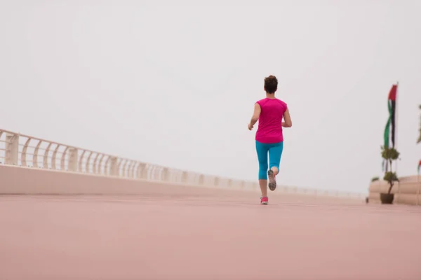 Donna impegnata a correre sul lungomare — Foto Stock
