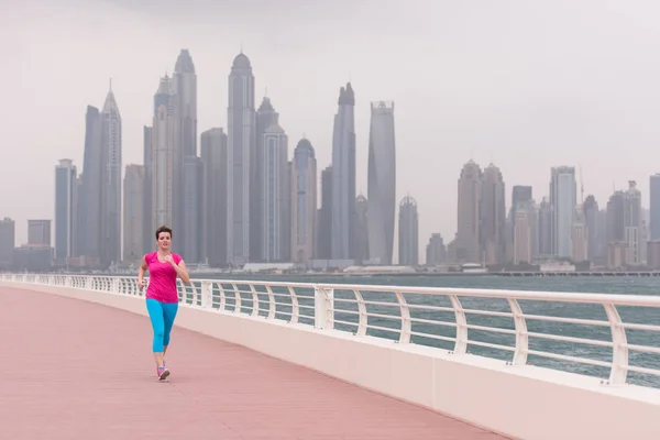 Mujer corriendo en el paseo marítimo — Foto de Stock