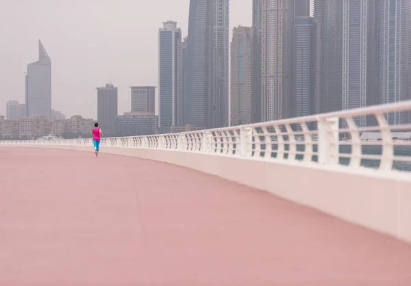 Donna che corre sul lungomare — Foto Stock