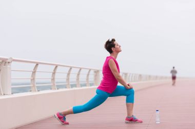 gezinti yerinde ısınma ve germe kadın