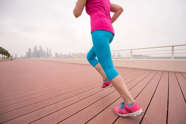 Mujer corriendo en el paseo marítimo — Foto de Stock