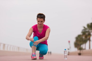 genç kadın üzerinde spor ayakkabı ayakkabı bağcığı bağlama