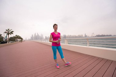 genç kadın bir başarılı eğitim çalışma kutluyor