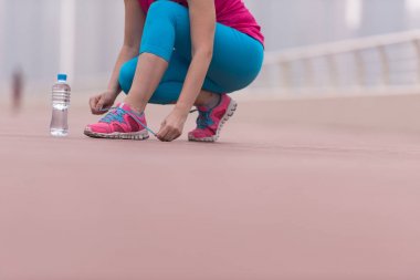 kadın üzerinde spor ayakkabı ayakkabı bağcığı bağlama