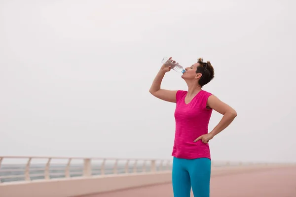 Fitness-Frau trinkt Wasser — Stockfoto