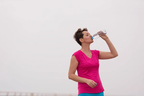 Fitness donna acqua potabile — Foto Stock