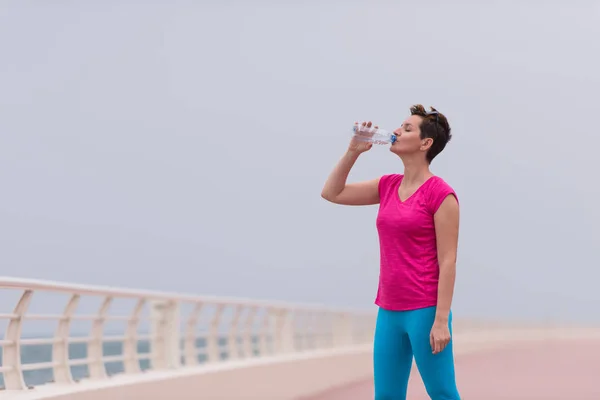 Fitness kadın içme suyu — Stok fotoğraf