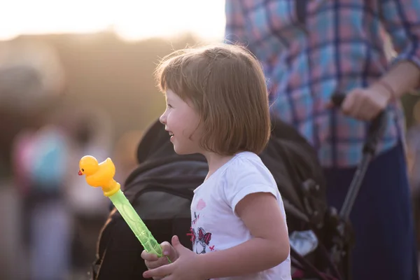 Bambina con una bambola — Foto Stock