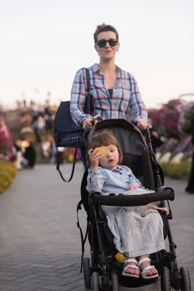 Mãe e filha no jardim de flores — Fotografia de Stock