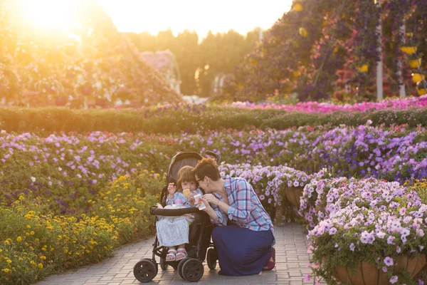 Madre e figlia nel giardino fiorito — Foto Stock