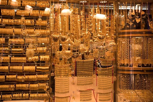 Jóias de ouro na vitrine da loja — Fotografia de Stock