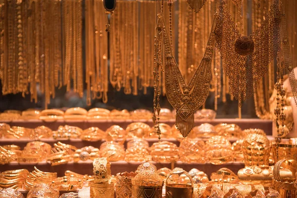 Jóias de ouro na vitrine da loja — Fotografia de Stock