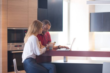 mutlu genç çift online satın alma