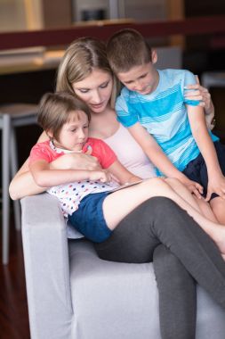 Genç aile gelecek planları yapmak için bir Tablet kullanma