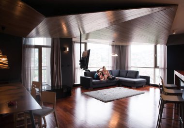 genç anne çocuklarla vakit