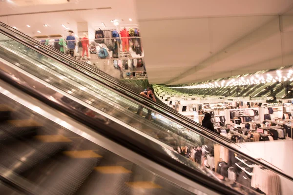 Fotograf w centrum handlowym — Zdjęcie stockowe