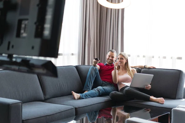 Casal feliz relaxa na sala de estar — Fotografia de Stock