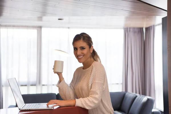 Vrouw drinken koffie genieten van ontspannen levensstijl — Stockfoto