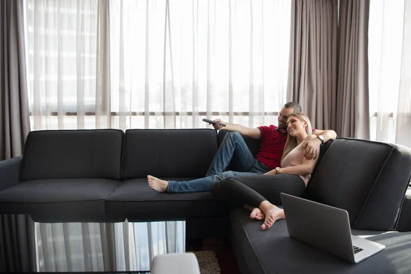 Casal feliz relaxa na sala de estar — Fotografia de Stock