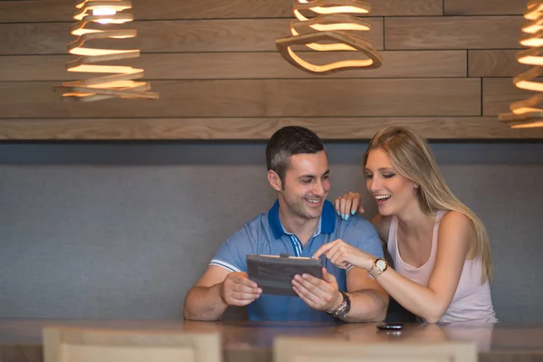 Casal usando tablet em casa — Fotografia de Stock