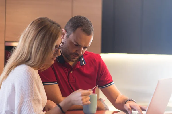 Feliz casal jovem compra online — Fotografia de Stock