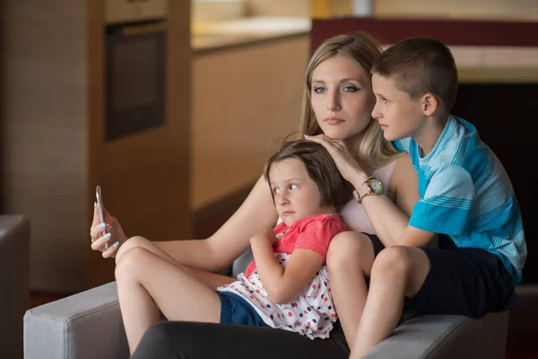 Famiglia Felice Che Trova Sul Divano Utilizza Telefono Cellulare Videochiamate — Foto Stock