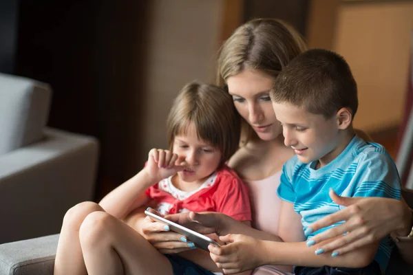 Jeune famille utilisant une tablette pour faire des plans futurs — Photo