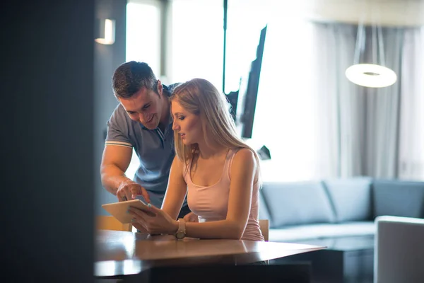 Casal usando tablet em casa — Fotografia de Stock