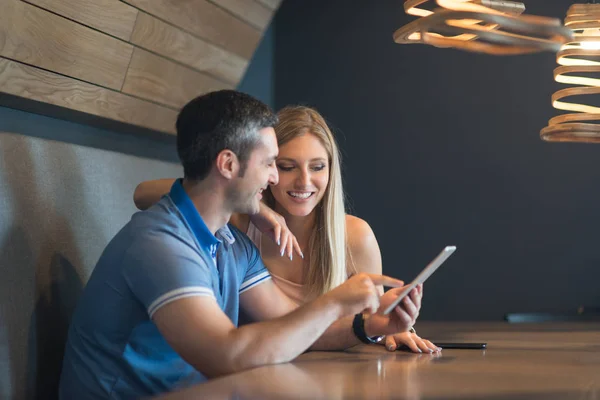 Casal usando tablet em casa — Fotografia de Stock