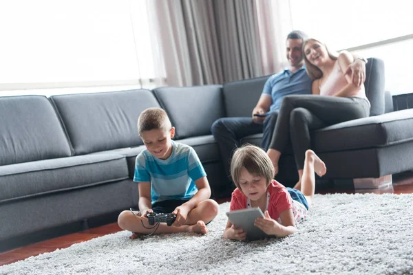 Paar tijd doorbrengen met kinderen — Stockfoto