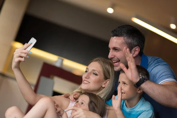 Famiglia divertirsi a casa — Foto Stock