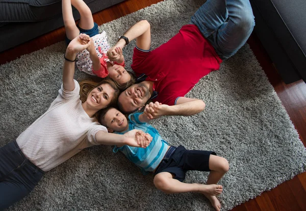 Gelukkige jonge paar spelen gamrs — Stockfoto