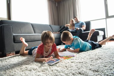 Genç çift çocuklar ile vakit