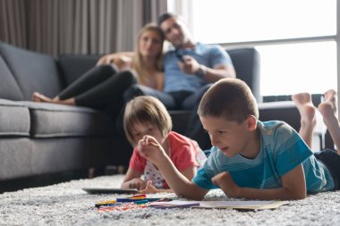 Genç çift çocuklar ile vakit