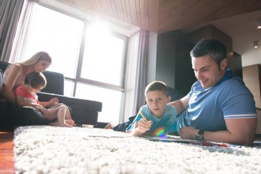 Genç çift çocuklar ile vakit