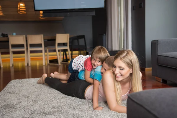 genç anne yerdeki çocuklarla vakit