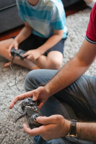 Gelukkig gezin spelen een video game — Stockfoto