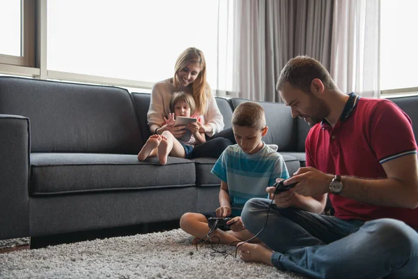 Feliz joven pareja jugando gamrs — Foto de Stock