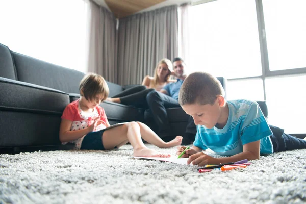 Jeune couple passe du temps avec les enfants — Photo