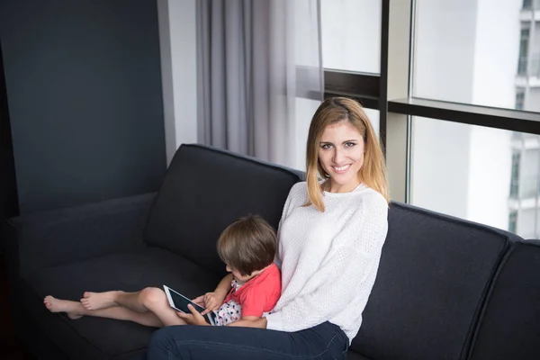 Mãe e sua filhinha fofa estão usando um tablet — Fotografia de Stock