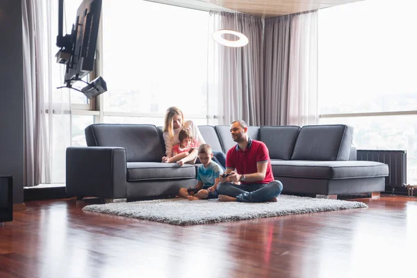 Happy young couple playing gamrs — Stock Photo, Image